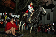 St. Martin teilt seinen Mantel beim St. Martinszug in  Freising (Foto: Martin Schmitz)